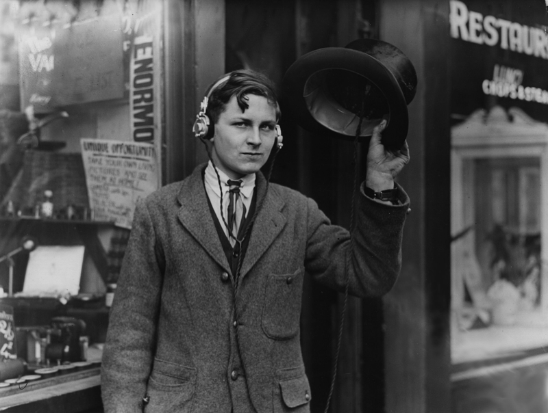 Illustration for article titled Wearable Tech In 1922 Was a Radio Inside Your Top Hat